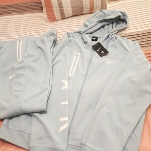 2 pc Mens Nike jogging suit-light blue, XL